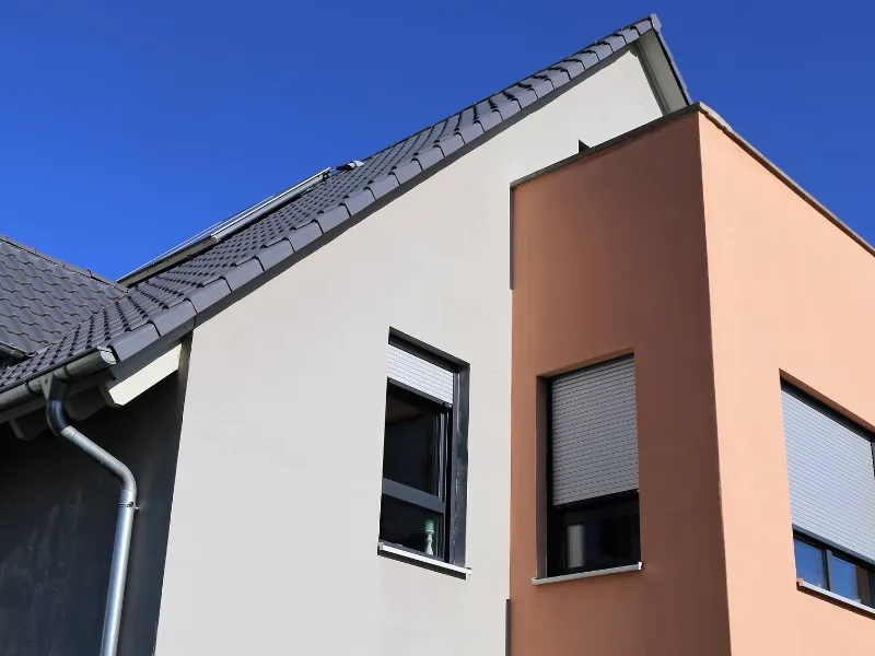 Façade de maison individuelle en deux teintes, repeinte par Gérard et Fils