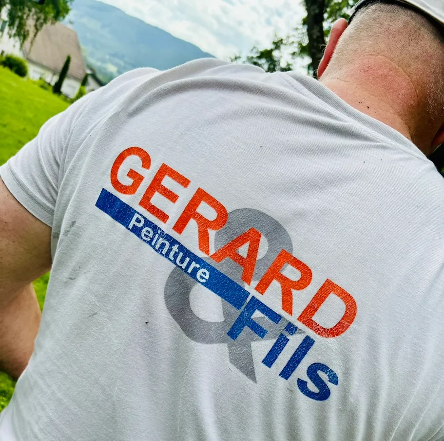 Compagnon de l'entreprise portant le pull Peinture Gérard & Fils
